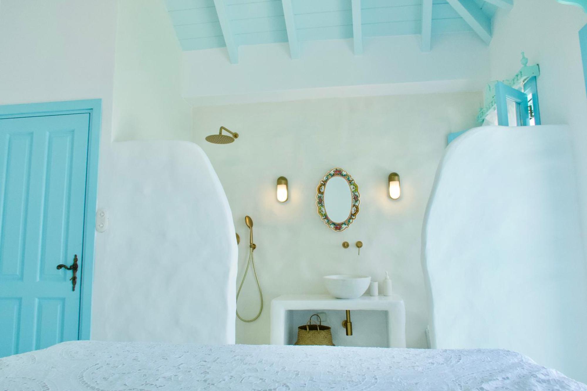 Salt Retreat - Seafront Villa Chalki Town Екстериор снимка